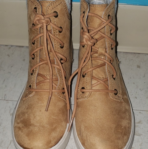 Under8ed Boots - Picture 2 of 5